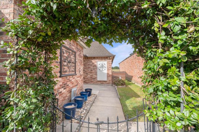 5379 Courtyard Dr, Gonzales, LA 70737