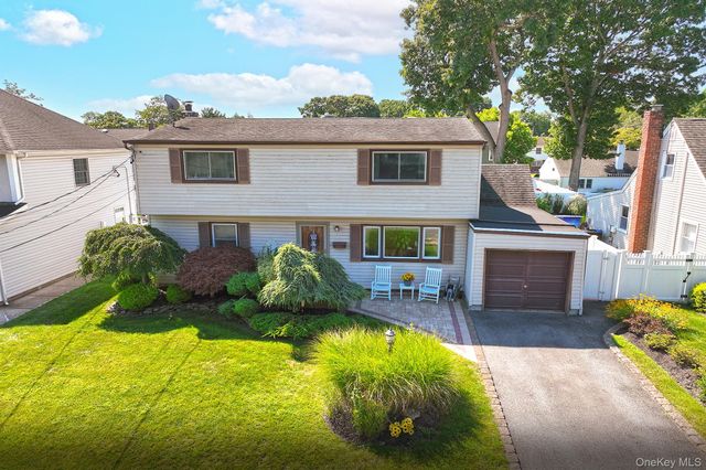 108 Connecticut Avenue, Massapequa, NY 11758