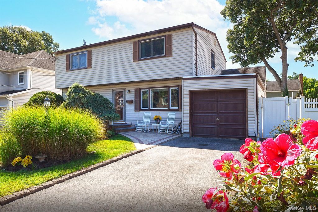108 Connecticut Avenue, Massapequa, NY 11758
