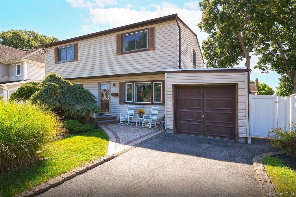 108 Connecticut Avenue, Massapequa, NY 11758 — photo 2
