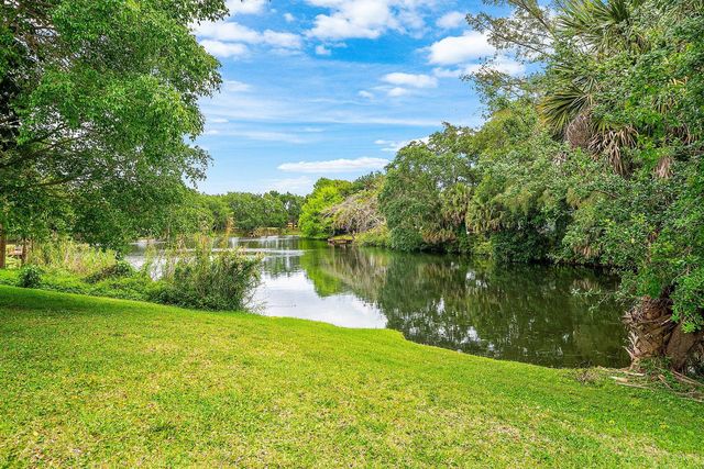 5575 Whirlaway Road, Palm Beach Gardens, FL 33418