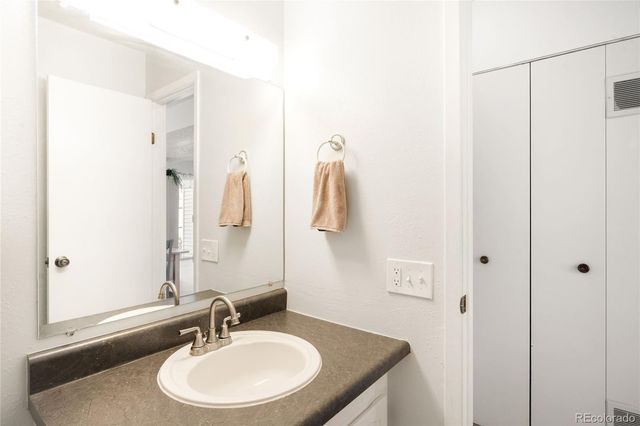 1569 S Sable Boulevard B, Aurora, CO 80012