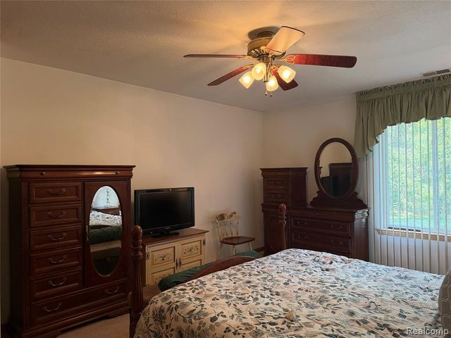 276 Marigold Circle 18, Westland, MI 48185