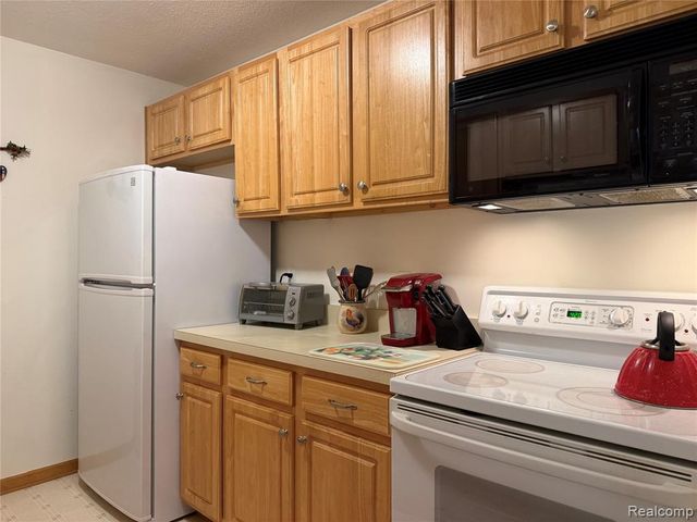 276 Marigold Circle 18, Westland, MI 48185