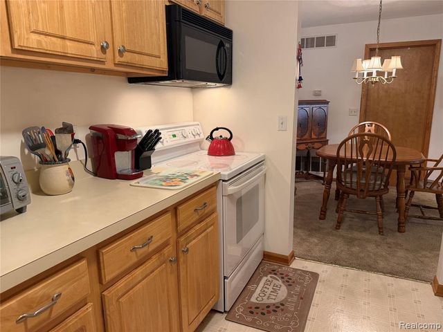 276 Marigold Circle 18, Westland, MI 48185