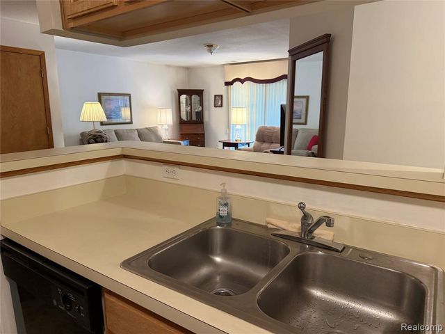 276 Marigold Circle 18, Westland, MI 48185