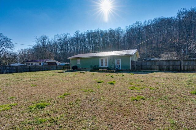 910 Hickory Street, Jasper, TN 37347