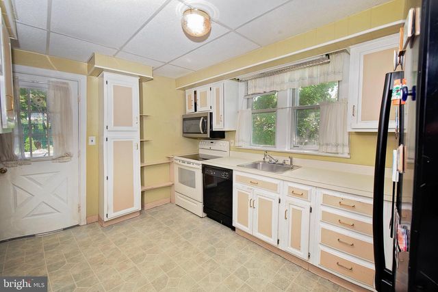 32 HOLMES AVE, Hamilton, NJ 08610