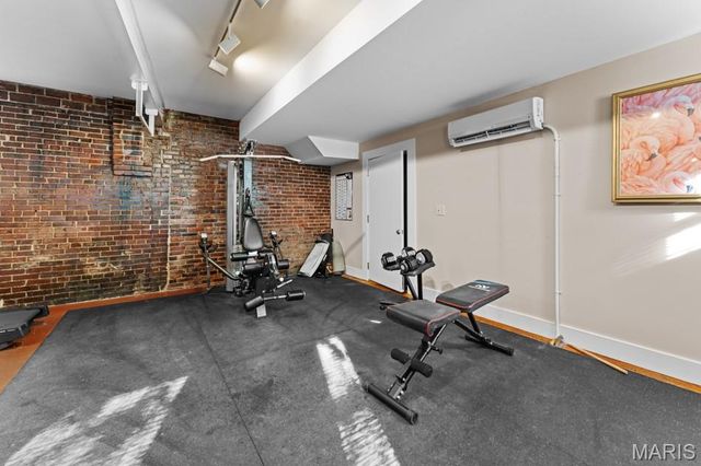 2335 Whittemore Place, St Louis, MO 63104
