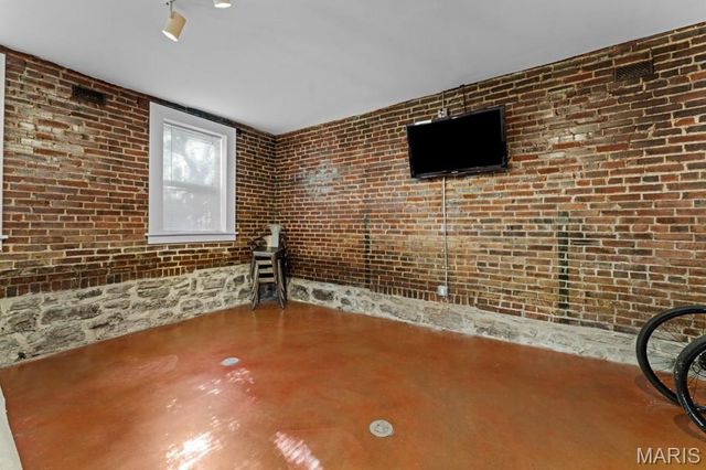 2335 Whittemore Place, St Louis, MO 63104