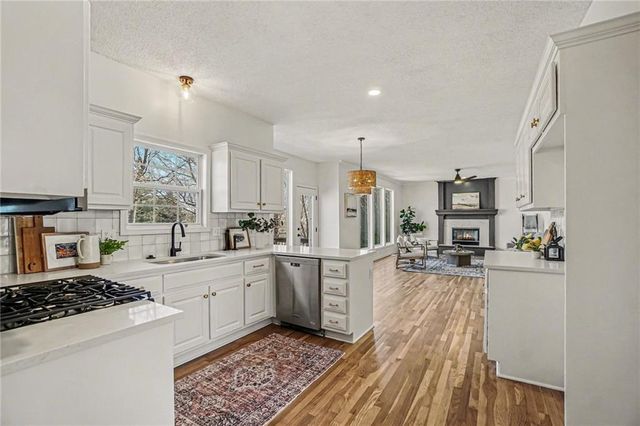 21320 W 98th Street, Lenexa, KS 66220