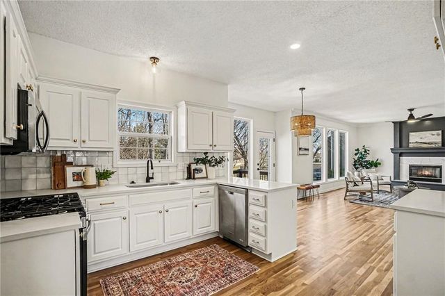 21320 W 98th Street, Lenexa, KS 66220