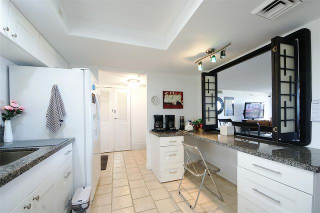 2480 Presidential Way 1103, West Palm Beach, FL 33401