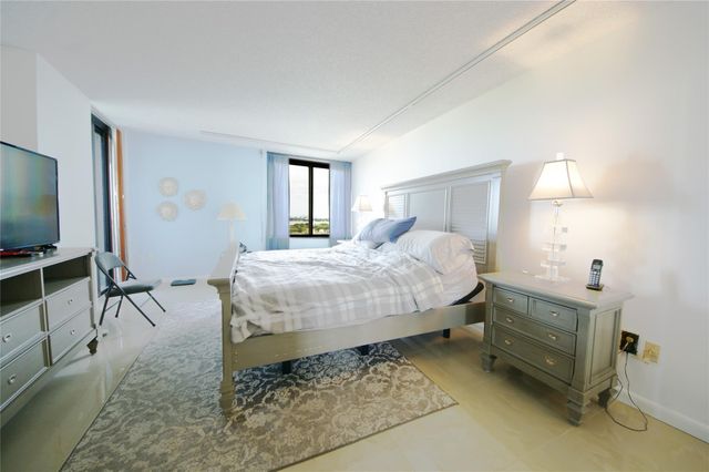 2480 Presidential Way 1103, West Palm Beach, FL 33401