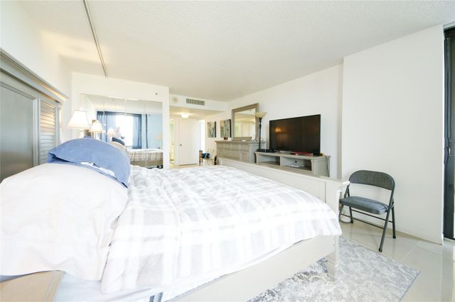 2480 Presidential Way 1103, West Palm Beach, FL 33401