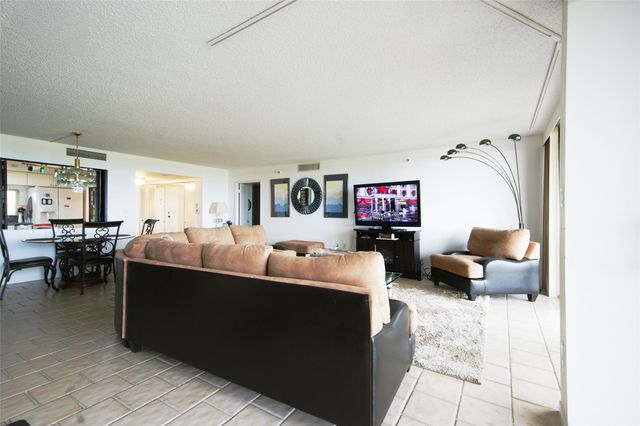 2480 Presidential Way 1103, West Palm Beach, FL 33401