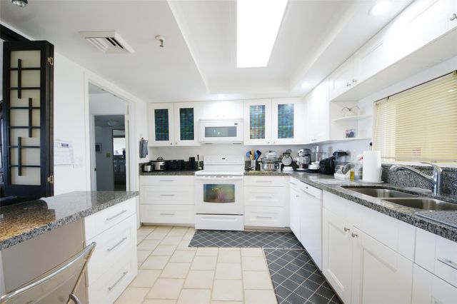 2480 Presidential Way 1103, West Palm Beach, FL 33401