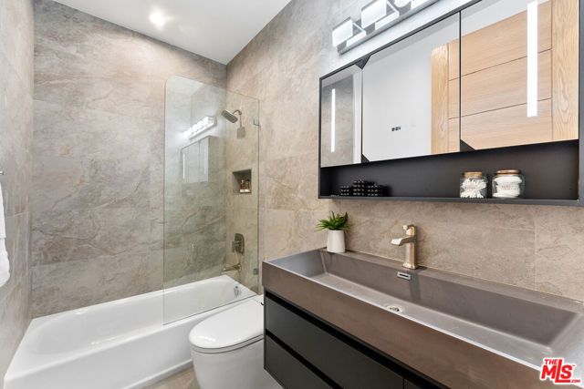 3932 Minerva Avenue, Los Angeles, CA 90066