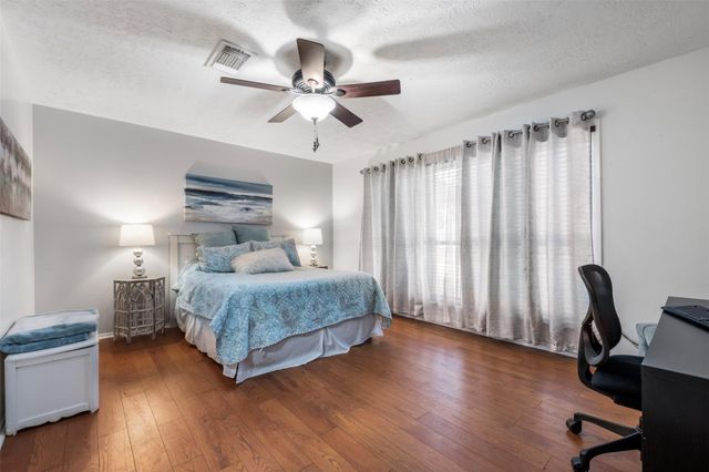 423 Meadowpoint Drive, League City, TX 77573