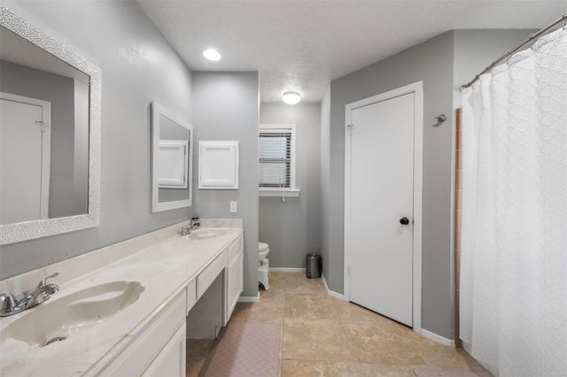 423 Meadowpoint Drive, League City, TX 77573