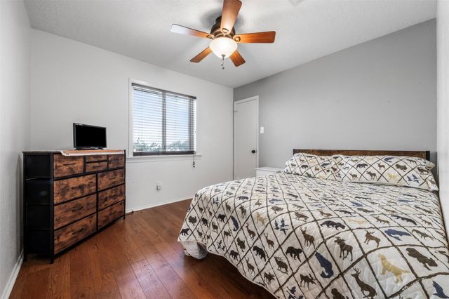 423 Meadowpoint Drive, League City, TX 77573