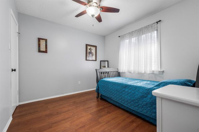 423 Meadowpoint Drive, League City, TX 77573