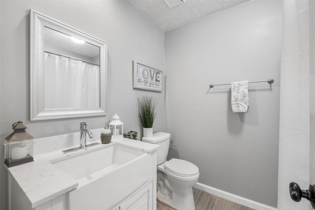 423 Meadowpoint Drive, League City, TX 77573