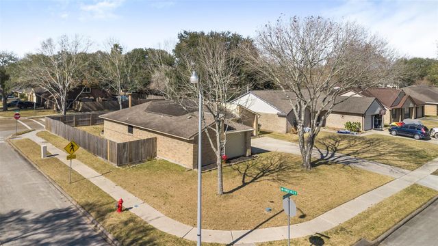 423 Meadowpoint Drive, League City, TX 77573