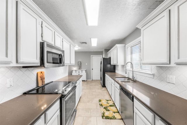 423 Meadowpoint Drive, League City, TX 77573