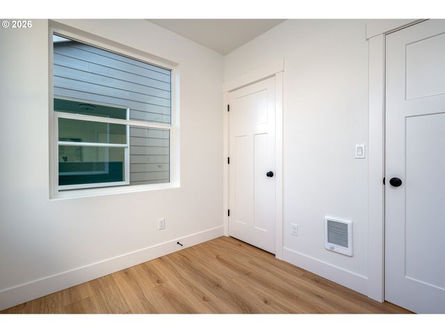 12094 Se Market St, Portland, OR 97216