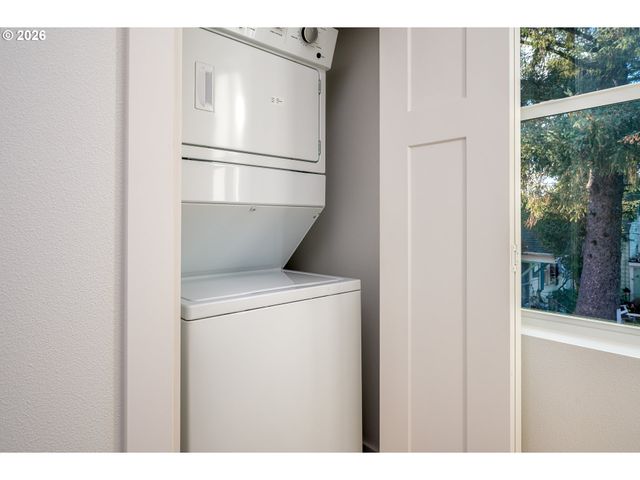 12094 Se Market St, Portland, OR 97216