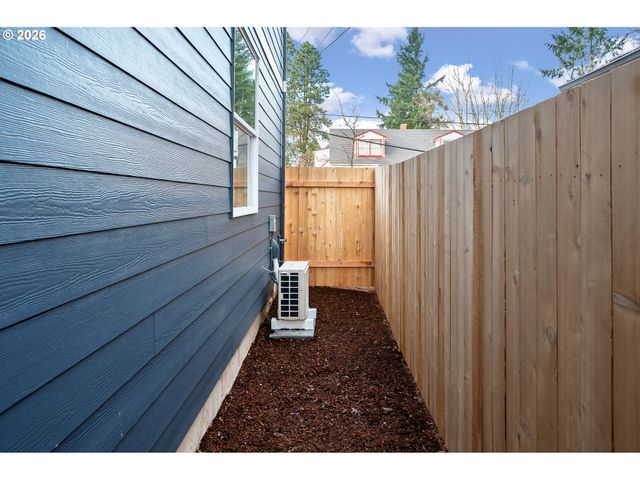 12094 Se Market St, Portland, OR 97216