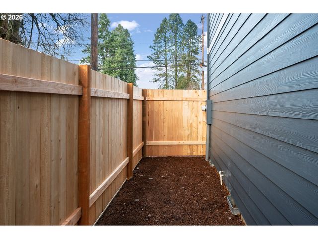 12094 Se Market St, Portland, OR 97216
