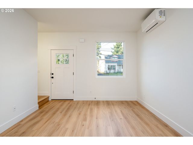 12094 Se Market St, Portland, OR 97216