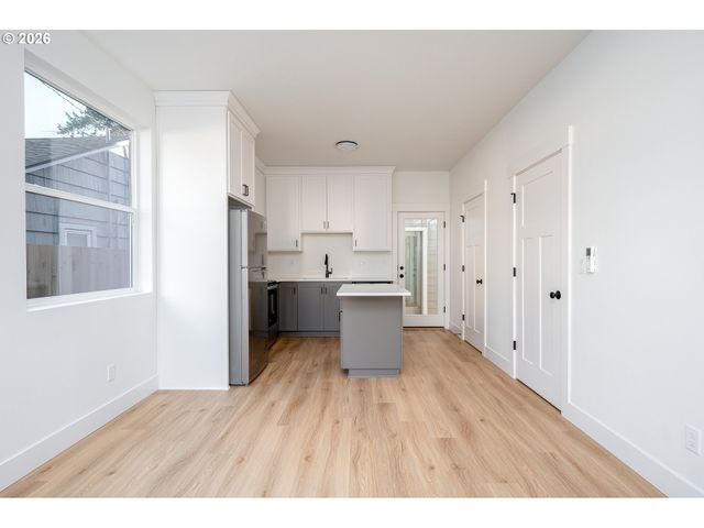 12094 Se Market St, Portland, OR 97216