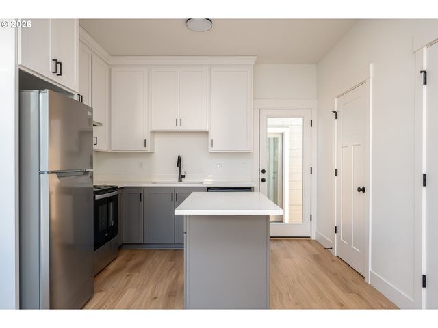 12094 Se Market St, Portland, OR 97216