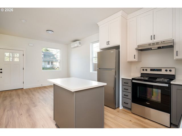 12094 Se Market St, Portland, OR 97216