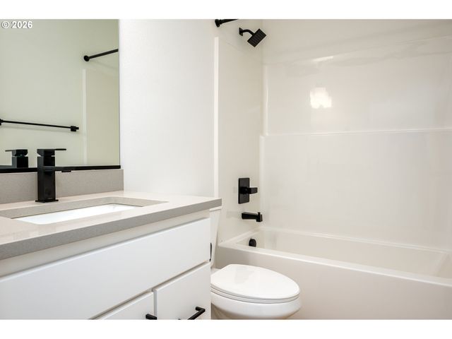 12094 Se Market St, Portland, OR 97216