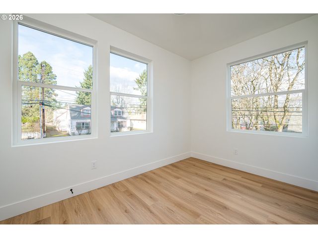 12094 Se Market St, Portland, OR 97216
