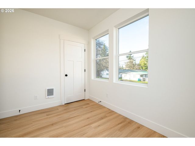 12094 Se Market St, Portland, OR 97216