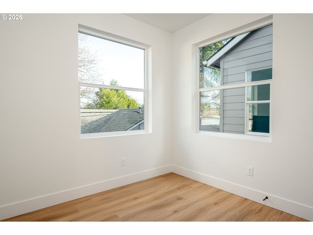 12094 Se Market St, Portland, OR 97216