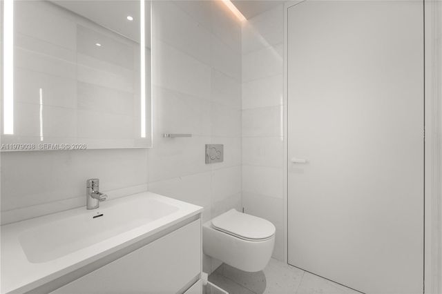 2000 S Ocean Drive 8A, Hallandale Beach, FL 33009