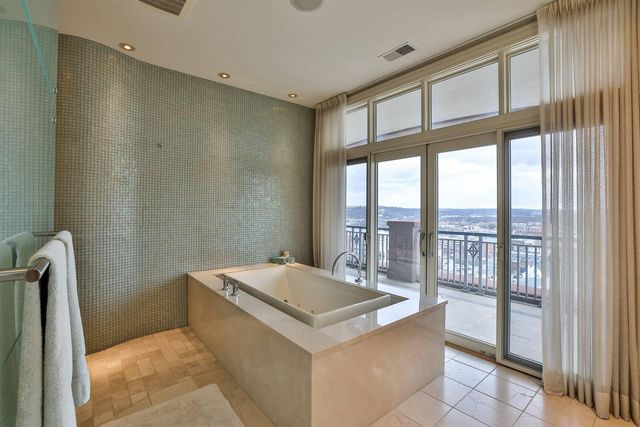 100 W Rivercenter Boulevard, PH3B, Covington, KY 41011