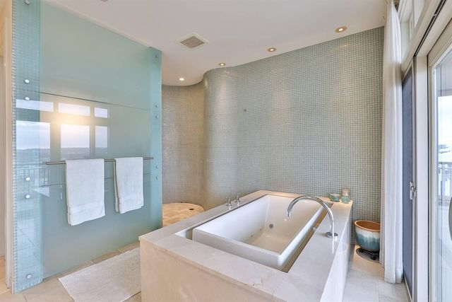 100 W Rivercenter Boulevard, PH3B, Covington, KY 41011