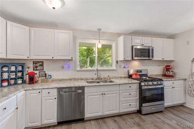 13 Memory Lane, Clay, NY 13212