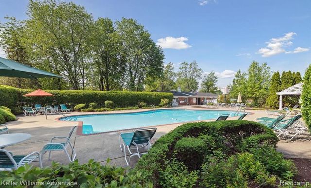 426 Fox Hills Drive N A5, Bloomfield Hills, MI 48304