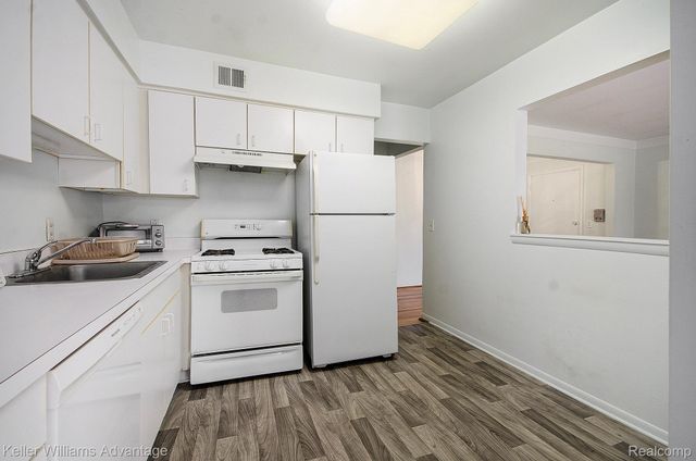 426 Fox Hills Drive N A5, Bloomfield Hills, MI 48304