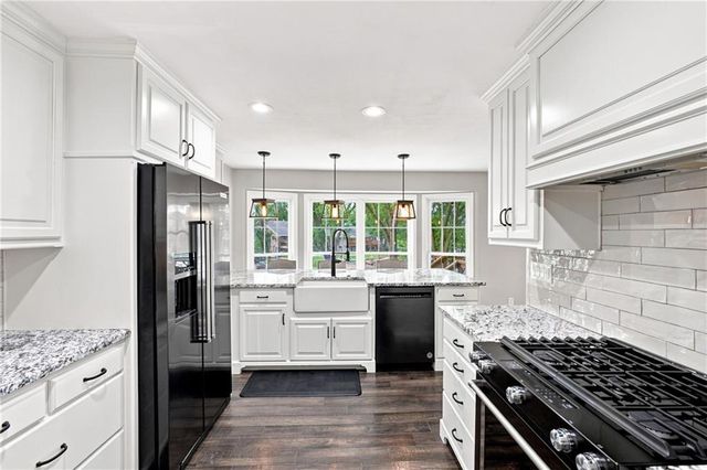 244 N Winnebago Drive, Lake Winnebago, MO 64034