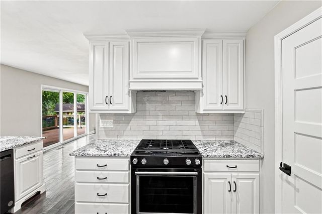 244 N Winnebago Drive, Lake Winnebago, MO 64034