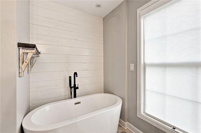 244 N Winnebago Drive, Lake Winnebago, MO 64034